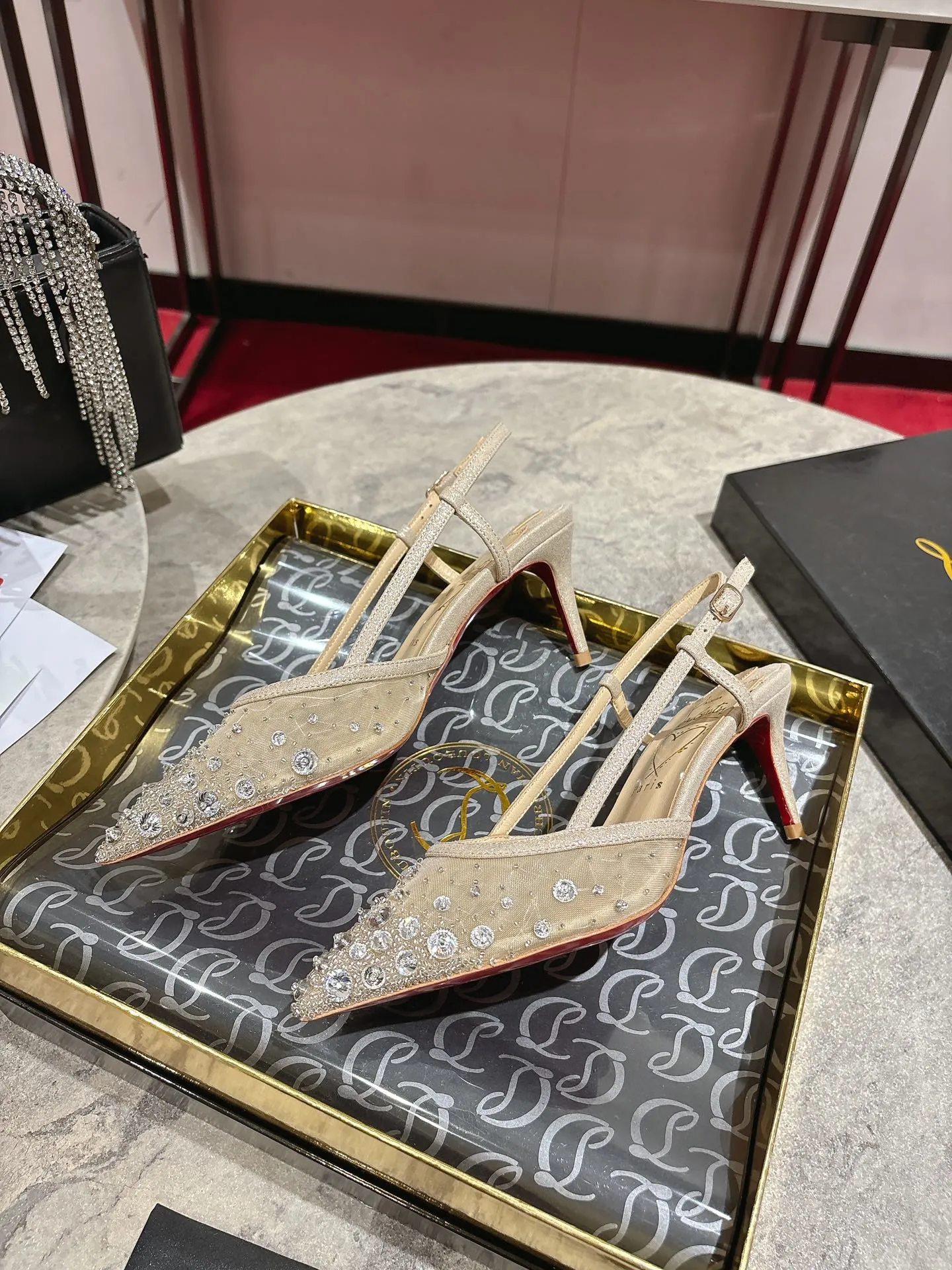 👟👟Ex-factory price 740👟👟 🆑❥∙ Mesh seam drill (single shoe)🦋✪ꫛꫀw.✔︎ This style features a slightly pointed toe made from white mesh with crystal beads and diamonds, a 65mm heel height, hand-placed crystals added to the front, and our signature Louboutin red sole with Christian Louboutin's signature and heart-shaped imprint logo on the insole. Size: 34 yards-42 yards (34.40.41.42. Customized, non-returnable and non-exchangeable‼️) Heel height: 6.5cm Color: White Apricot